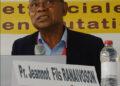 La Constitution malgache indique que le malgache est à la fois langue officielle et langue nationale à Madagascar.