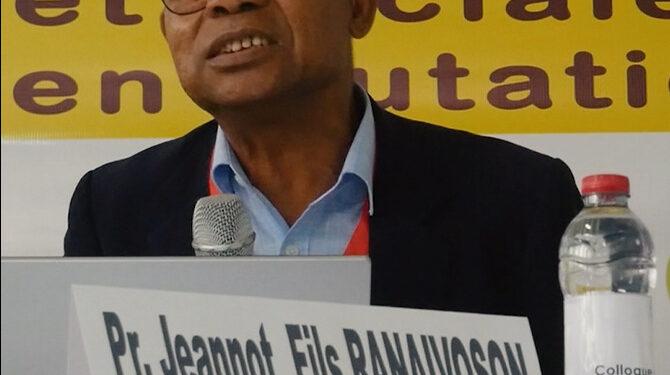 La Constitution malgache indique que le malgache est à la fois langue officielle et langue nationale à Madagascar.